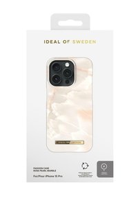 Obal na iPhone 15 Pro v dizajne ružového perlitého mramoru. Hladký, lesklý povrch s krémovými a jemne ružovými tónmi. Zlatý akcent loga na spodnej strane.