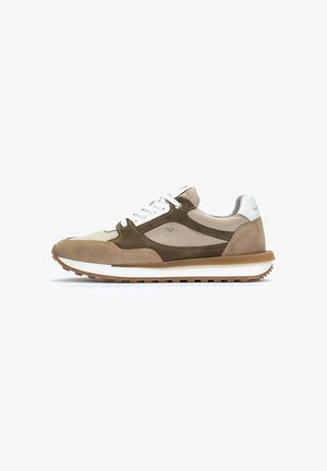 Sneaker in suede e mesh beige e oliva, con lacci bianchi, dettagli marroni e una suola testurizzata per una buona aderenza. Design atletico classico.