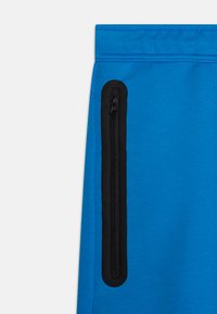 Nike Sportswear TECH FLEECE - Shorts - light photo blue/black