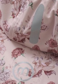 Rosa tyg med blommönster och enhörningar, med en silverfärgad logodetalj. Slät textur, rundade kanter och en lekfull design.