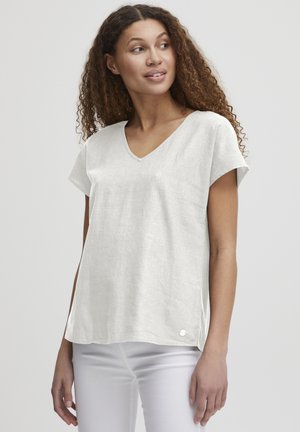T-shirt bianco con scollo a V e maniche corte, realizzato in tessuto testurizzato. Presenta un piccolo logo sul bordo inferiore e un design dal taglio morbido.