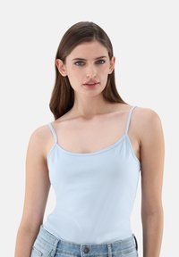 Hellblaues Trägertop aus weichem Material mit dünnen Trägern, im taillierten Design und mit rundem Ausschnitt.