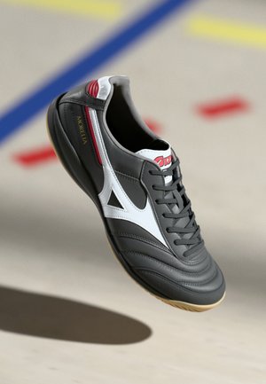 MORELIA SALA ELITE IN - Dvoranske nogometne kopačke - black/white/chinese red
