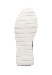 Suela de zapato de goma blanca con patrones de olas texturizados, marca y un diseño de banda de rodadura en capas. Un pequeño número "38" está grabado en el talón.