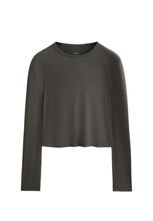 Donkergrijze langmouwcropped shirt met ronde hals, minimale stiksel en een eenvoudige gladde stofstructuur.