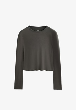 Donkergrijze langmouwcropped shirt met ronde hals, minimale stiksel en een eenvoudige gladde stofstructuur.
