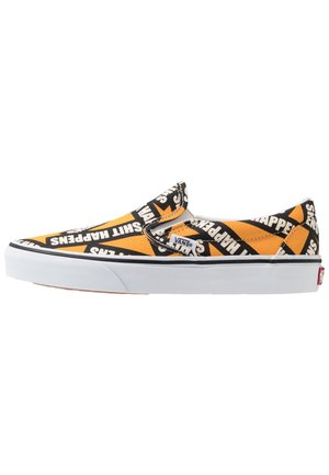 Slip-on Vans-sko med orange, sort og hvidt geometrisk mønster, der gentagne gange viser sætningen "Shit Happens" over stoffets overdel.