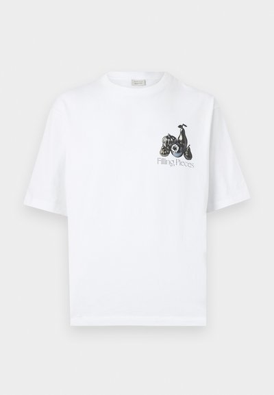 Λευκό βαμβακερό t-shirt με γραφικό τύπωμα διάφορων φρούτων και το κείμενο "Filling Pieces" στην αριστερή πλευρά του στήθους. Κοντά μανίκια, άνετη εφαρμογή.
