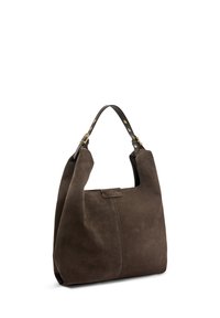 Borsa a spalla in suede marrone con forma curvata, manico in pelle e dettagli in metallo dorato. Caratterizzata da una cucitura e un dettaglio con il logo.