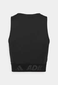 Top corto atlético negro con un escote redondo, tejido de malla y banda elástica con un logo elevado en el dobladillo. Textura suave.