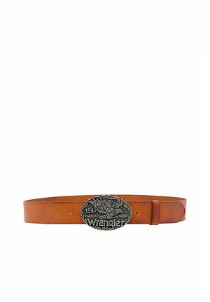 Leren riem in tan met een ronde zilverkleurige gesp met een adelaarontwerp en de inscriptie "Wrangler 1947". Vlotte textuur.