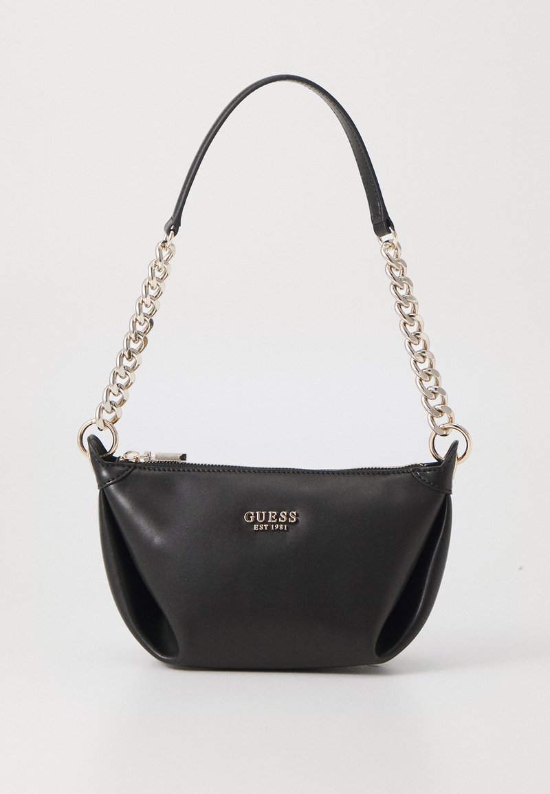 Borsa a tracolla nera in ecopelle con catena e tracolla in pelle. Presenta una chiusura con zip e un logo in oro metallico sul fronte. Design compatto e arrotondato.