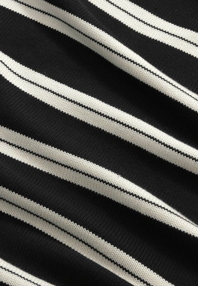 Czarna tkanina z równomiernie rozmieszczonymi poziomymi białymi paskami, ukazująca fakturę dzianiny i miękkie fałdy.