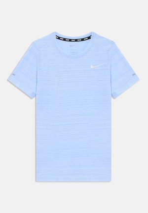 Tricou Nike de culoare albastru deschis, confecționat dintr-un material moale și texturat. Are guler rotund și mâneci scurte, cu un mic logo argintiu pe partea stângă a pieptului.