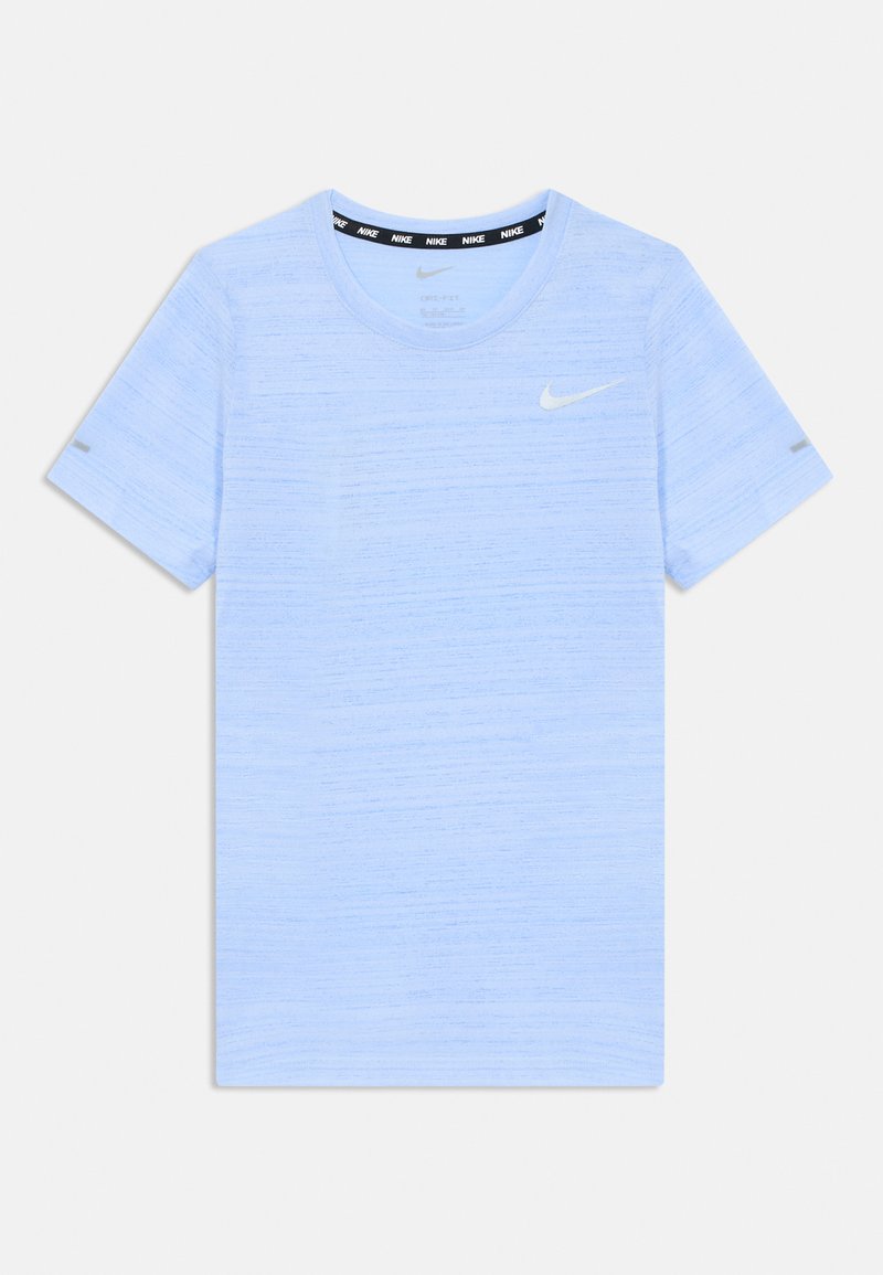 Mėlynos Nike marškinėliai iš minkštos, struktūrinės medžiagos. Yra apvalaus iškirpimo ir trumpomis rankovėmis, o kairėje krūtinės pusėje esantis mažas sidabrinis logotipas.