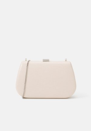 Beige, strukturiertem Handtasche mit einer geschwungenen Form, silberner Kettenriemen und metallischem Verschluss. Glatte, strukturierte Oberfläche mit subtilm Muster.