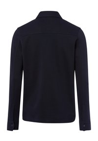 Marineblauwe langemouwenjas met een kraag, voorzien van een rechte snit en knoopmanchetten. Gladde textuur zonder zichtbare patronen.