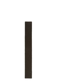 Scarf a coste marrone scuro realizzato in morbido tessuto, con una forma stretta ed allungata e estremità texturizzate. Nessun motivo visibile o hardware.