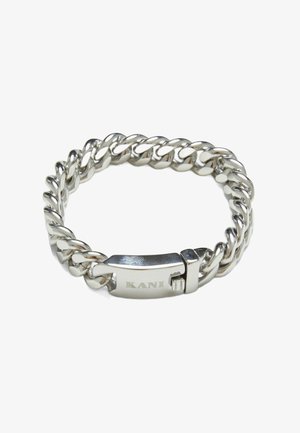 Bracelet en argent avec des maillons entrelacés et un fermoir poli portant l'inscription gravée "KANI". Texture métallique lisse sur toute la surface.