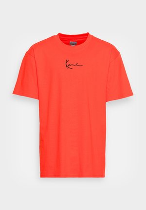 Lys orange T-shirt med korte ærmer, rund halsudskæring og en lille sort kursiv logo centreret på brystet.