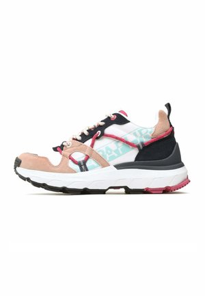 Sneaker sportivo caratterizzato da un mix di materiali in suede e rete nei colori rosa, nero e bianco, con una suola testurizzata e dettagli grafici.
