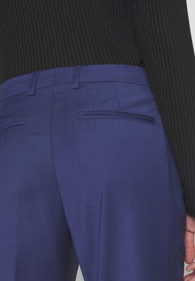 Pantaloni albastre cusuti, cu o textura fina, avand o croiala dreapta, buzunare pentru curea si doua buzunare dorsale cu accente butonate.