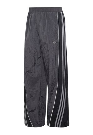 Svarte, blanke treningsbukser med vide ben, elastisk midjebånd og tre lysegrå striper langs yttersidene.