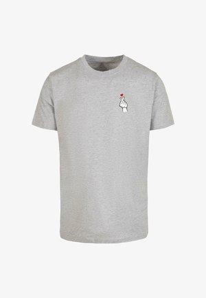 Grå bomull T-skjorte med rund hals og korte ermer. Har et lite grafisk bilde av en hånd som danner et hjertesymbol.