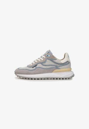 Zapatillas con una parte superior de ante gris claro, paneles de malla, acentos en azul y una entresuela blanca gruesa. Suela de goma texturizada con pequeños tacos.
