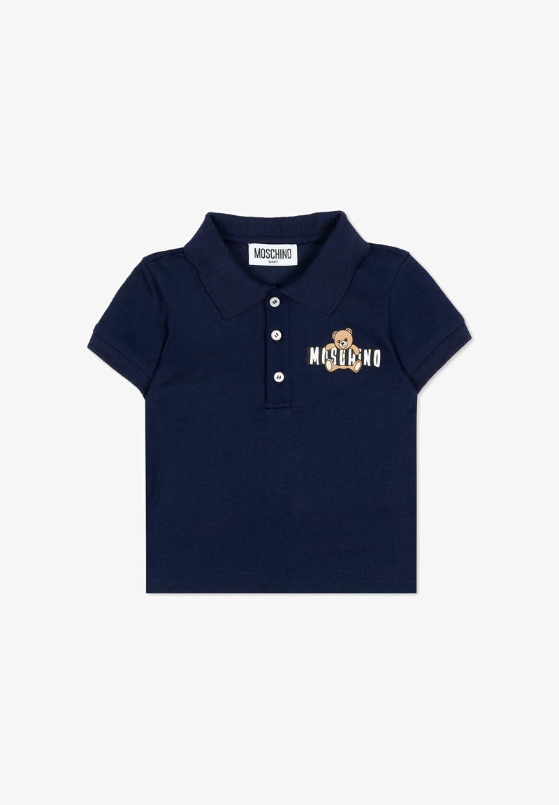 Polo per bambino blu navy con colletto, tre bottoni e grafica di un orsacchiotto accanto al testo "MOSCHINO" sul petto.