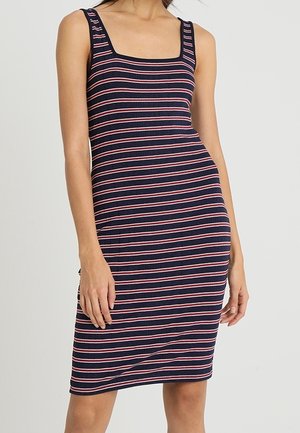 Dames mouwloze marineblauwe jurk met horizontale rode en witte strepen, vierkante halslijn en een lengte tot de knie.