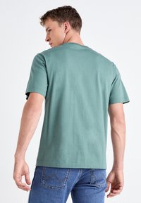 Abercrombie & Fitch CLASSIC POLISHED - Paprasti marškinėliai - dark forest