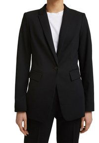 Czarna, dopasowana marynarka z pojedynczym guzikiem, wyciętymi klapami, dwiema przednimi kieszeniami i gładką fakturą. Noszona na białym t-shircie.