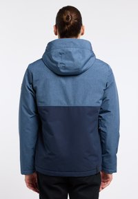 Giacca da uomo bicolore con cappuccio; parte superiore color azzurro melange e parte inferiore color blu scuro; texture liscia e design regolabile.