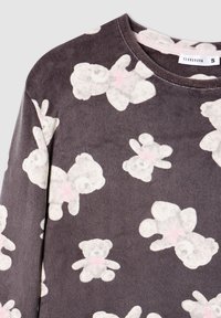 Maglietta grigia a maniche lunghe con una consistenza morbida, caratterizzata da un motivo ripetuto di orsetti bianchi con accenti rosa sul petto.