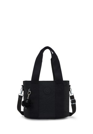 Bolsa tote negra con dos asas, correa para el hombro ajustable y un pequeño llavero de peluche colocado en el lado frontal izquierdo.