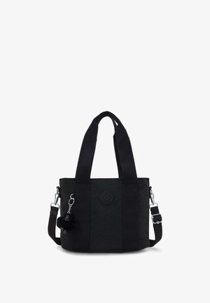 Bolsa tote negra con dos asas, correa para el hombro ajustable y un pequeño llavero de peluche colocado en el lado frontal izquierdo.