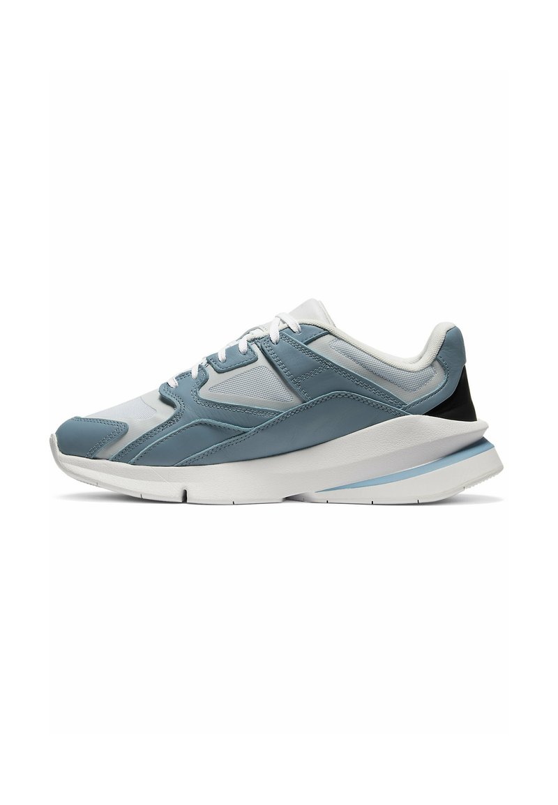 Sneaker mit einem hellblauen und weißen Obermaterial, strukturiertem Leder und Mesh-Einsätzen, dünnen Schnürsenkeln und einer weißen Sohle mit blauen Akzenten.