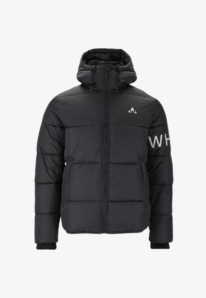 Doudoune noire avec col montant et capuche. Présente un design matelassé, une fermeture éclair à l'avant et un logo blanc sur la manche.
