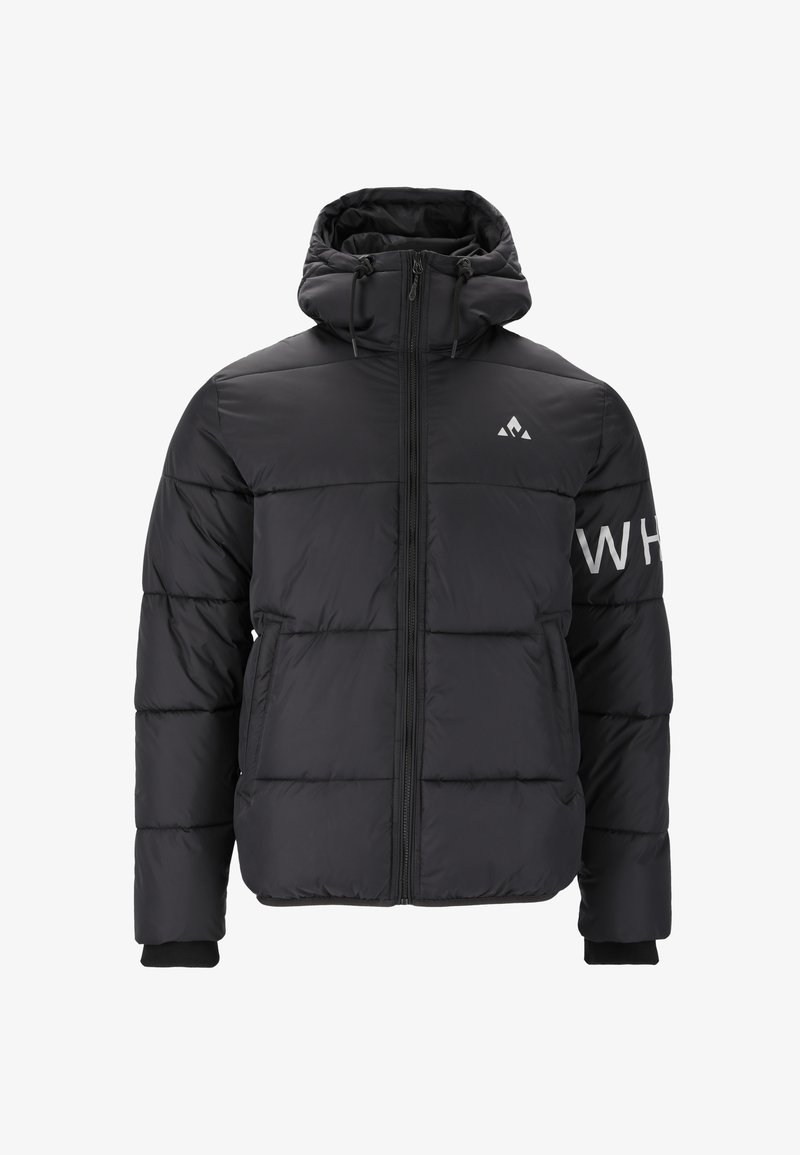 Sort pufferjakke med høj krave og hætte. Har kviltet design, lynlås foran og hvid branding på ærmet.