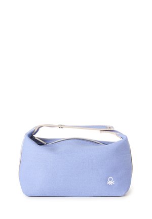 Hellblaue rechteckige Handtasche mit kurzem beigen Riemen und silbernem Reißverschluss, vorne unten rechts mit kleinem weißen, gesticktem Logo.