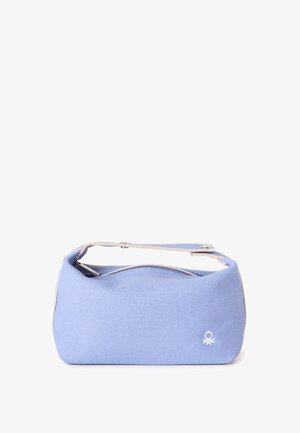 Lichtblauwe rechthoekige handtas met korte beige riem en zilveren ritssluiting, met een klein wit geborduurd logo rechtsonder aan de voorkant.
