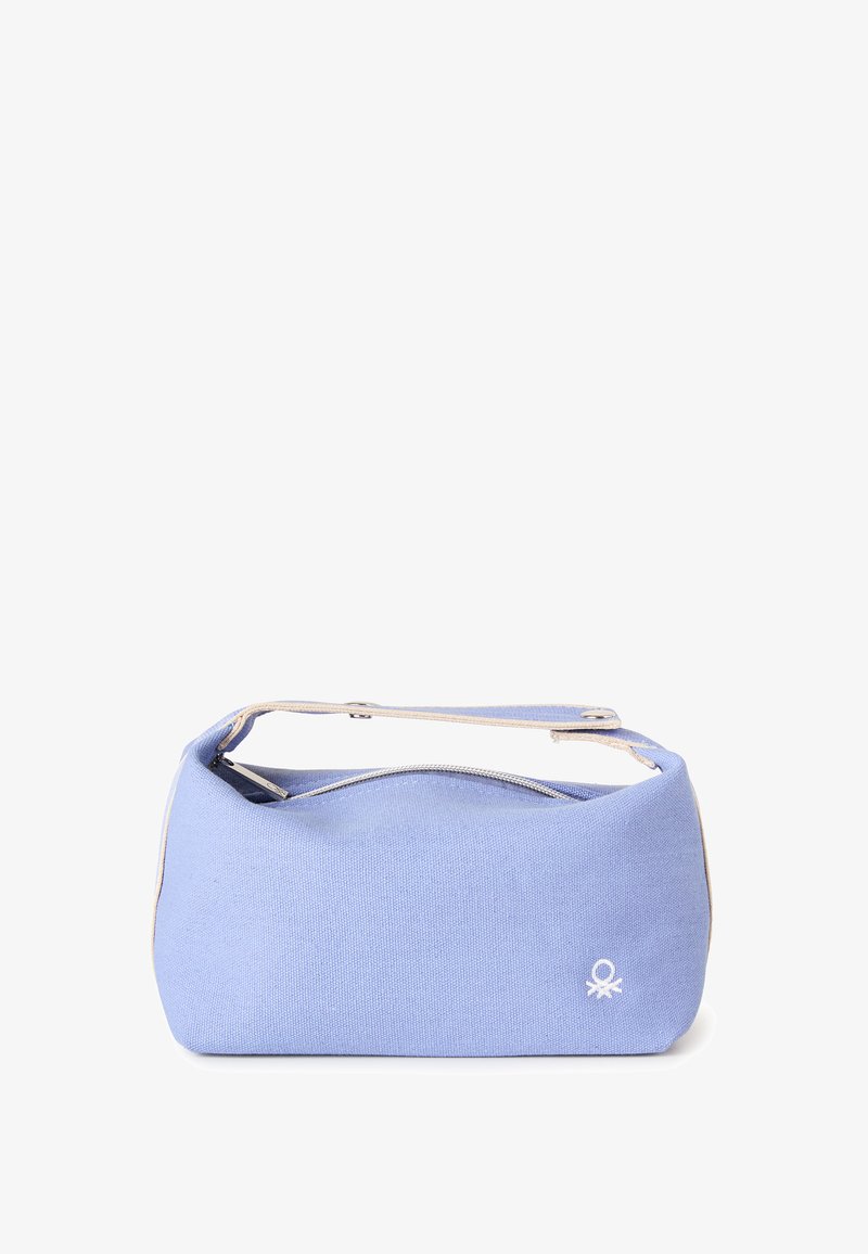 Jasnoniebieska prostokątna torebka z krótkim beżowym paskiem i srebrnym zamkiem błyskawicznym, z małym białym haftowanym logo na przedniej dolnej prawej stronie.