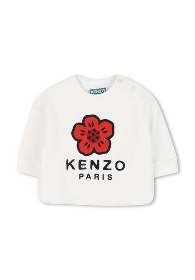 Pull blanc à manches courtes avec un motif de fleur rouge et "KENZO PARIS" en noir. Tissu doux avec des boutons-pression à l'épaule pour un enfilage facile.