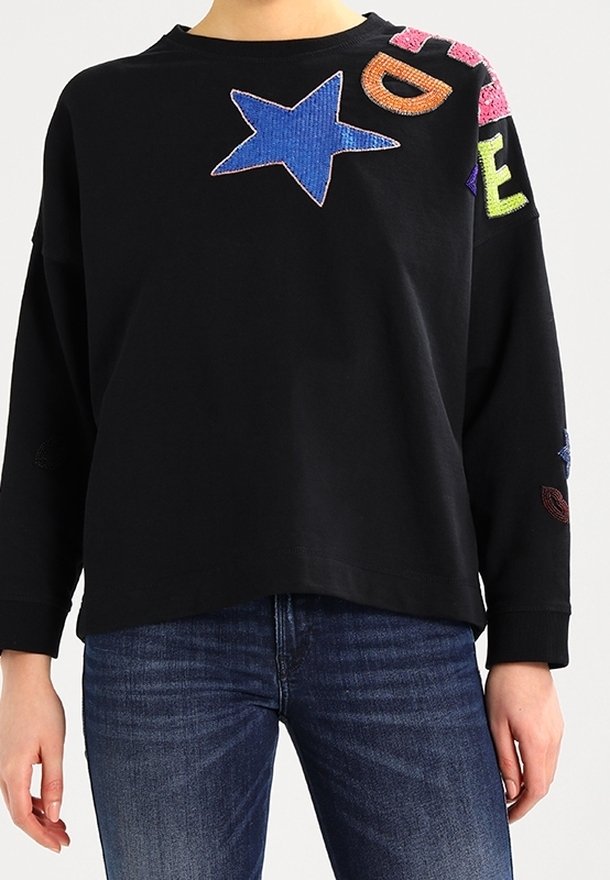 Czarny sweatshirt z długimi rękawami, zdobiony kolorowymi aplikacjami w kształcie gwiazdek i liter w odcieniach niebieskiego, różowego, zielonego i pomarańczowego po jednej stronie.