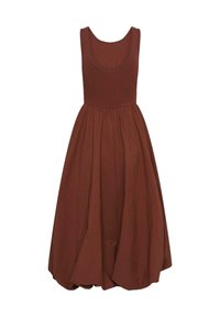 Robe marron sans manches avec encolure dégagée, corsage côtelé ajusté et jupe volumineuse froncée tombant sous les genoux.