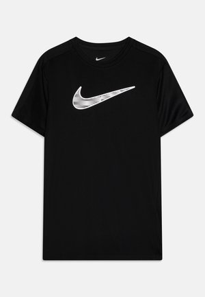T-shirt preto da Nike feito de um tecido suave, apresentando um logótipo swoosh riscado em branco na parte da frente. Mangas curtas e design de gola redonda.