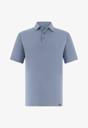 Polo à manches courtes bleu clair avec col et trois boutons, petite étiquette noire avec un logo "B" au bas de l'ourlet.