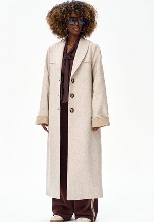 - Klasyczny płaszcz