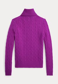 Violetti palmikkoneulepaita korkealla kauluksella, resorit sormissa ja helmassa, jossa koko kankaan läpi toistuva tekstuuri.